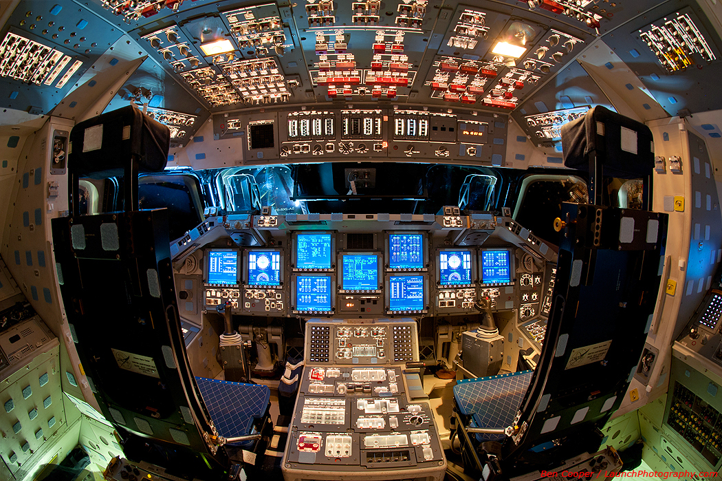 Endeavour_flight_deck.jpg